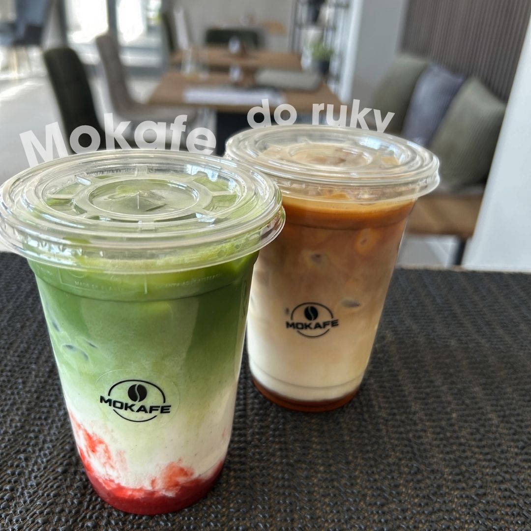 Ledová matcha a ledová káva v kelímcích Mokafe na pozadí interiéru